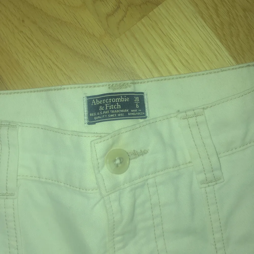 vita byxor köpta från abercrombie&fitch för flera år sedan, små i storleken och därav passar de inte mig längre. Farkut & Housut.