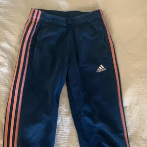 Mjukisbyxor från adidas - Adidasbyxor från adidas 