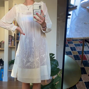 Vit genomskling klänning - Second hand plagg! Bra kvalite, frakt tillkommer 🥰