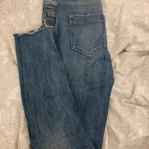 Jeans - Ett par mörka jeans från zara knappt använda 