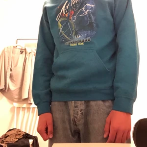 Blå hoodie - Köpt på beyond retro, aldrig använt, storlek står inte men skulle säga XS