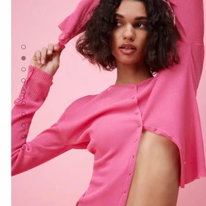 Zara cardigan  - Säljer denna dina cardigan som är tyvärr för tajt på mig, perfekt till nu på sommaren.