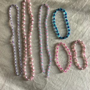 Pärlarmband och pärlhalsband  - Egengjorda pärlsmycken. Finns flera färger och möjlighet att kombinera på olika sätt. Pris 25kr för armband och 50kr för halsband. + frakt 