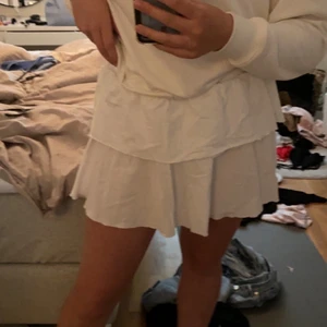 Vit volangkjol  - Lägger ut igen pågrund va oseriös köpare. Jättefin kjol i bra och tjock kvalitet från SHEIN. Tyvärr var den lite för kort för mig, jag är 168. Den gick lite under min rumpa. Kjolen är inte genomskinlig och den sitter bra i midjan.