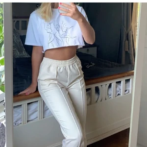 T-shirt  - Avklippt t-shirt med illurstrerade damer. 🌸 i storlek 34