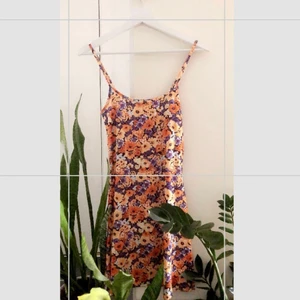 sommar klänning🧡 - jättesöt sommarklänning köpt på H&M för 149 tror jag, kommer inte ihåg. slight ribbad, tunn och skön perfekt för sommarn! 💞☀️säljer pga för liten för mig