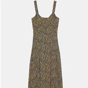 Långklänning från zara - Jättedålig bild men kan ta fler när jag kommer hem på fredag! Iaf en superfin längre klänning (går till anklarna på mig som är 168), svart och i blommigt mönster med lite korsettmodel i fram och slits på sidan!