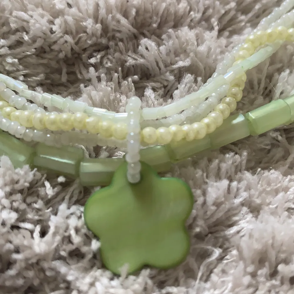 Säljer det här gamla halsbandet. Flera halsband som sitter ihop i ett, med hjälp av blomman. Har endast en liten kant som har försvunnit? (se bild 3). Man kan antigen klippa bort den tråd som blomman sitter fast i. Eller endast vända på den för då syns det ej!! Köparen står för frakt! ❤️🥰. Accessoarer.