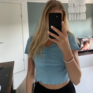 Blå tshirt från Shein - Blå superfin t-shirt från Shein. Aldrig använd men sitter väldigt bra. Bra material. Storlek S, jag är 174 cm och har vanligtvis XS-S i tröjor.😇😁 frakten är en inräknad, öppen för förslag kring pris. 