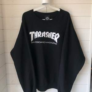 En sweatshirt från Thrasher i strl XL. Den är i fint skick och använd ett fåtal gånger. Nypris är 799kr. Köparen står för frakten ✨