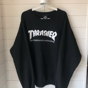 Thrasher tröja - En sweatshirt från Thrasher i strl XL. Den är i fint skick och använd ett fåtal gånger. Nypris är 799kr. Köparen står för frakten ✨
