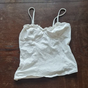 Vitt topp - En simpel, men fin topp. Lätt att matcha, och som ny. 