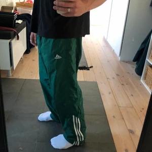 Adidas trackpants  - Gröna adidas trackpants i strl M. Relaxed fit, ganska baggy. Riktigt snygga byxor som har använts väl, fortfarande bra skick. 