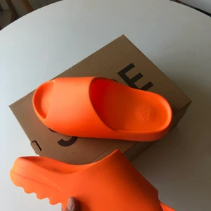 Yeezy slide Enflame  - Yeezy slide Enflame, US 12 (46) Passar dig med storlek 43,44,45 vanligtvis, använda en gång, pris 1600kr