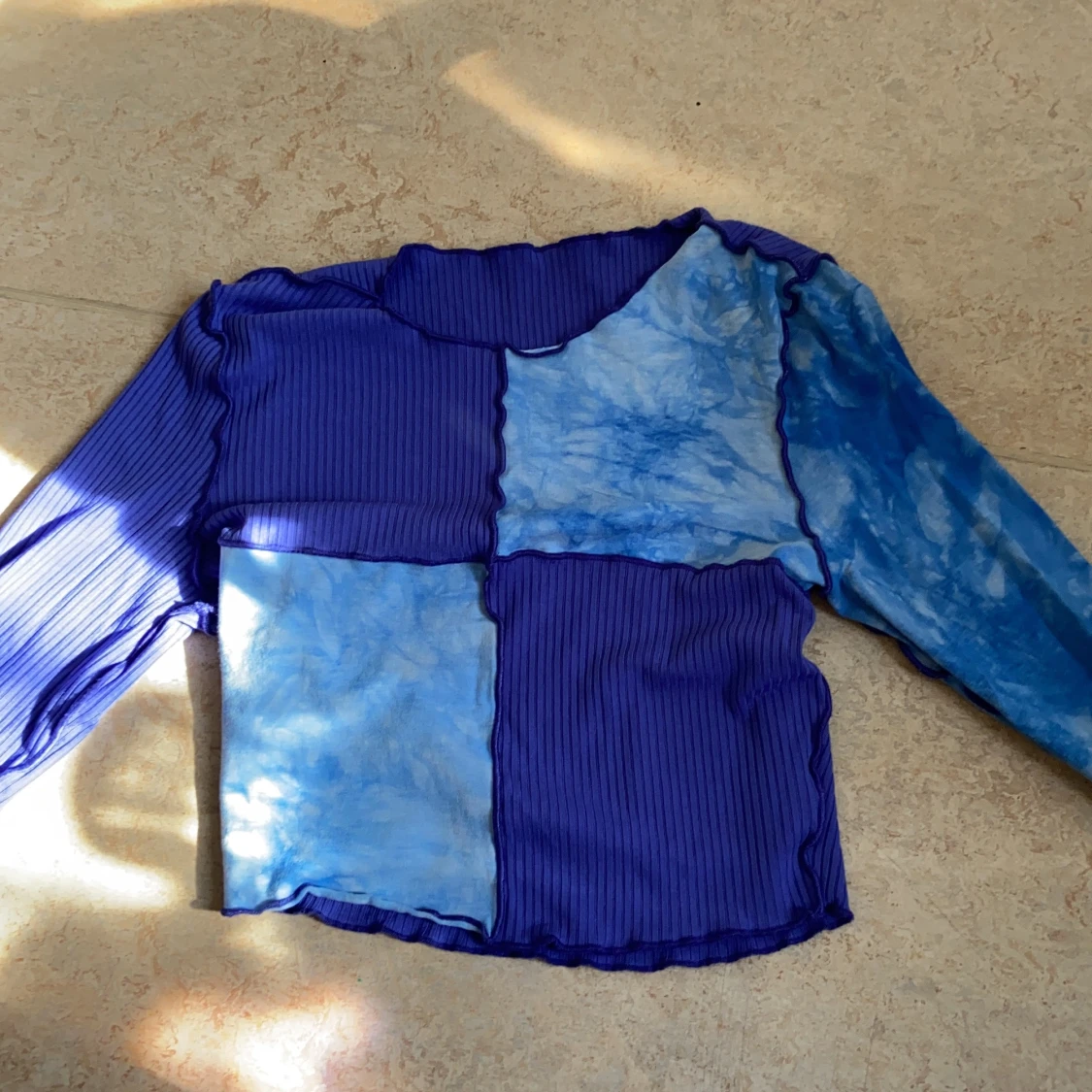 Blå tie dye croptop  - 90