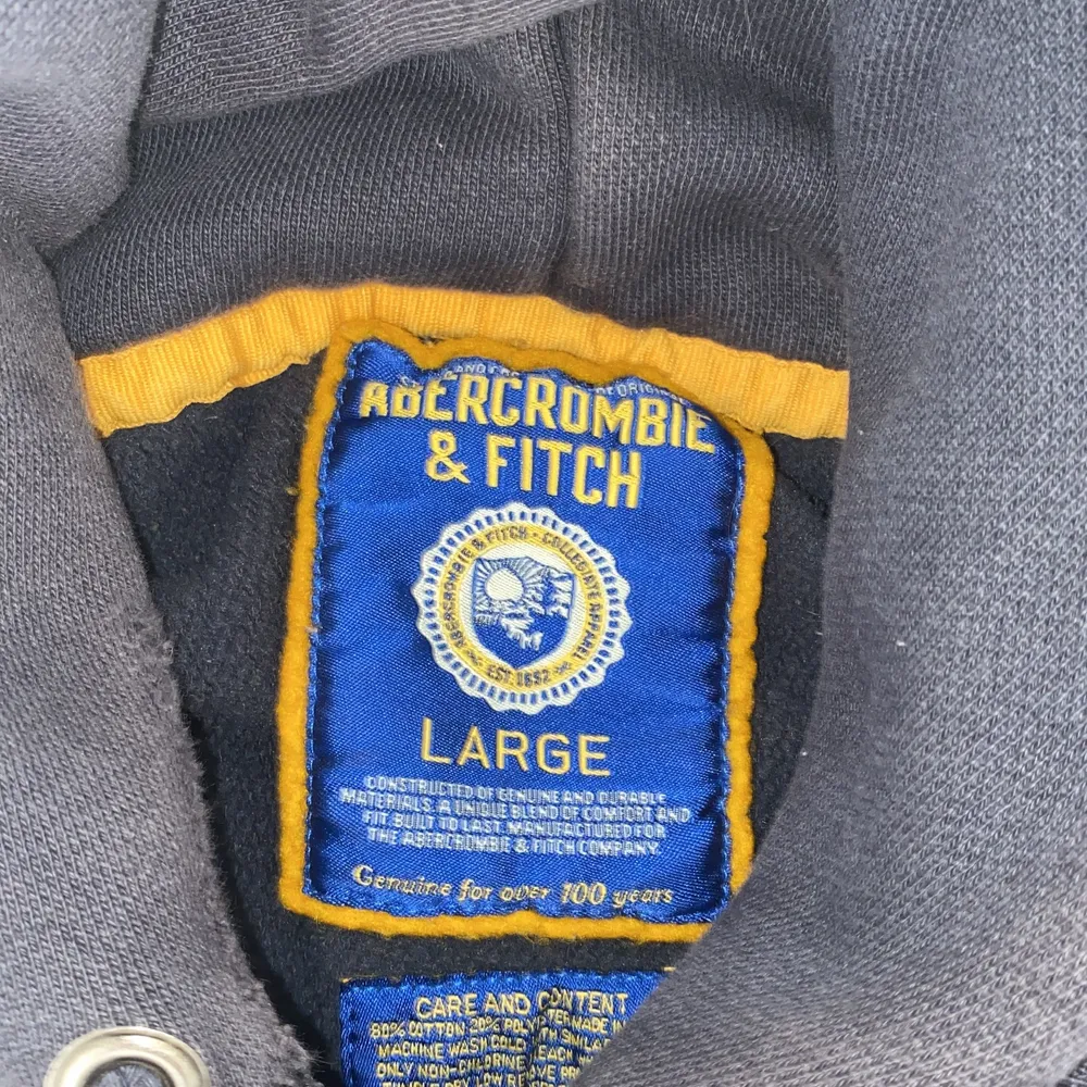 En skit snygg Abercrombie hoodie som är i storkelen L och är stor i storleken. Den är lite sliten och har någon liten fläck.. Hoodies.