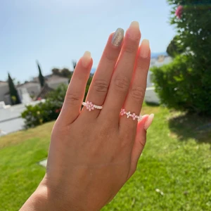 Strl: skriv i cm - Två rosa glaspärlringar 12 kr st