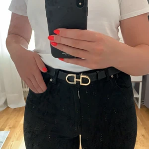 Snyggt guldigt skärp från H&M  - Snyggt guldigt skärp från H&M. Säljer pga att de är för stort för mig. Man kan ju göra fler hål i de hemma om man skulle vela de, men jag har inte gjort de. 