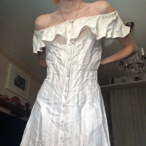 klänning  - så söt klänning som funkar både off and on shoulders! stryker den innan försäljning <3. går lite över mina knän jag är 172❤️❤️