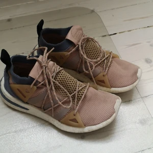 Adidas skor - Lätta sommarsneaker från Adidas. Strl 37 1/3.