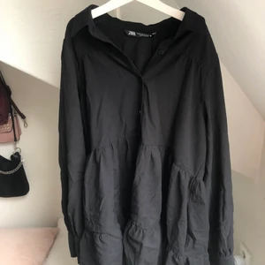 Klänning från zara - Så fin klänning från zara som jag inte fått någon användning av. Helt slutsåld på hemsidan.