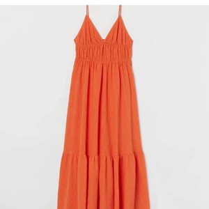 Sjukt populär slutsåld orange klänning H&M trend - Säljer nu denna ombloggade och sjukt populära klänning från H&M trend. Endast använd en gång på bilderna så i nyskick! Strl 32 men stretchig så passar bra på mig som brukar ha strl 36 och tror även den passar om man har strl 38! Kolla gärna min andra annonser säljer även två år Levis 501 bla! 