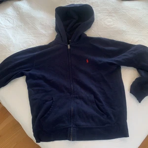 Ralph Lauren hoodie - S - Hej! Säljer en riktigt skön och snygg ralph lauren hoodie!            Skick: 7/10.                                                                                Storleken är som en liten S och den passar nog folk med både S och även Xs.