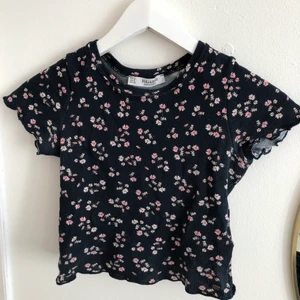 Topp från Pull & Bear - Jättesött topp från pull & bear, sparsamt använd🌸