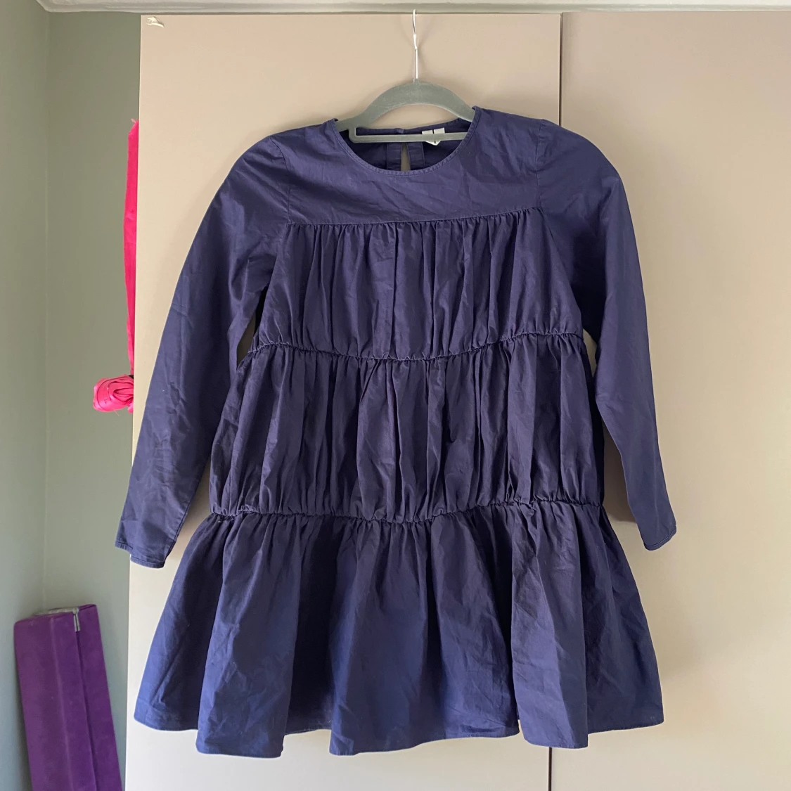 Blå volangklänning