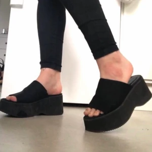 Y2k platå sandaler - Använda sandaler som är i bra skick🤗 kan skicka fler bilder.