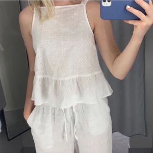 Vit topp - Suppergullig och sommrig topp från H&M i storlek 32, stor i storleken så passar även 34/36💕 Använd en gång, köpare står för frakt💕