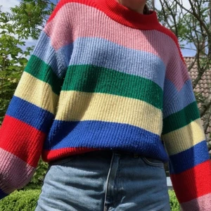 Stickad randig tröja - Perfekt för mysiga sommarkvällar✨✨ Tröjan är något använd men utan hål eller fläckar, säljer då det inte är riktigt min stil längre. Köpt här på plick men från början ifrån Monki. Köparen står för frakten, skriv om du undrar något eller vill ha fler bilder✨✨ (Läs min bio)