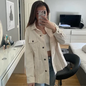 Jacka  - Säljer denna sjukt snygga Manchester jackan från zara som är oversized i modellen och i nyskick😍😍