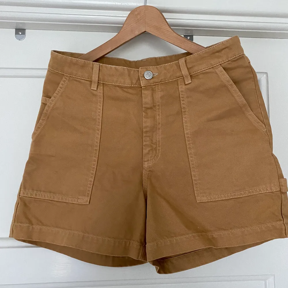 Short från Monki i Worker-stil. Bara provade hemma och har sedan legat i garderoben. Vi kommer inte överens:). Shorts.