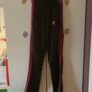 Adidas  - Stl s (small) Adidas byxa med rosa adidas sträck och adidas märke, matchar med koftan, flise tyg 