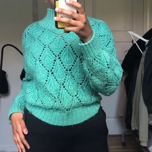 Grön virkad topp - Virkad turtleneck tröja från Zara. Pris kan diskuteras 