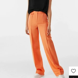 Byxor - Använda en gång men insåg att de var aningen för små för mig, de är små i storleken så man behöver gå ner en storlek. Supersnygga och sköna! Frakten tillkommer på 48kr, nypris var 299kr