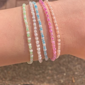 Pärlarmband - Handgör armband i glaspärlor utifrån dina önskemål och mått. Du kan även få med en ring för 3kr extra🖤 Armband - 20kr.                                                   Halsband - 35kr.                                                                     Fotband - 25kr