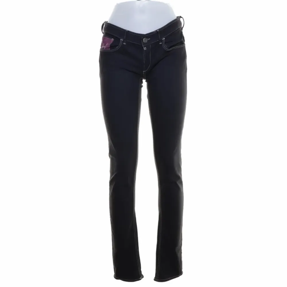 jättesnygga jeans i M, passar mig som är 175cm och oftast har storlek 26-28/34 i jeans. dem är lågmidjade!! skriv för bilder på💓💓. Jeans & Byxor.