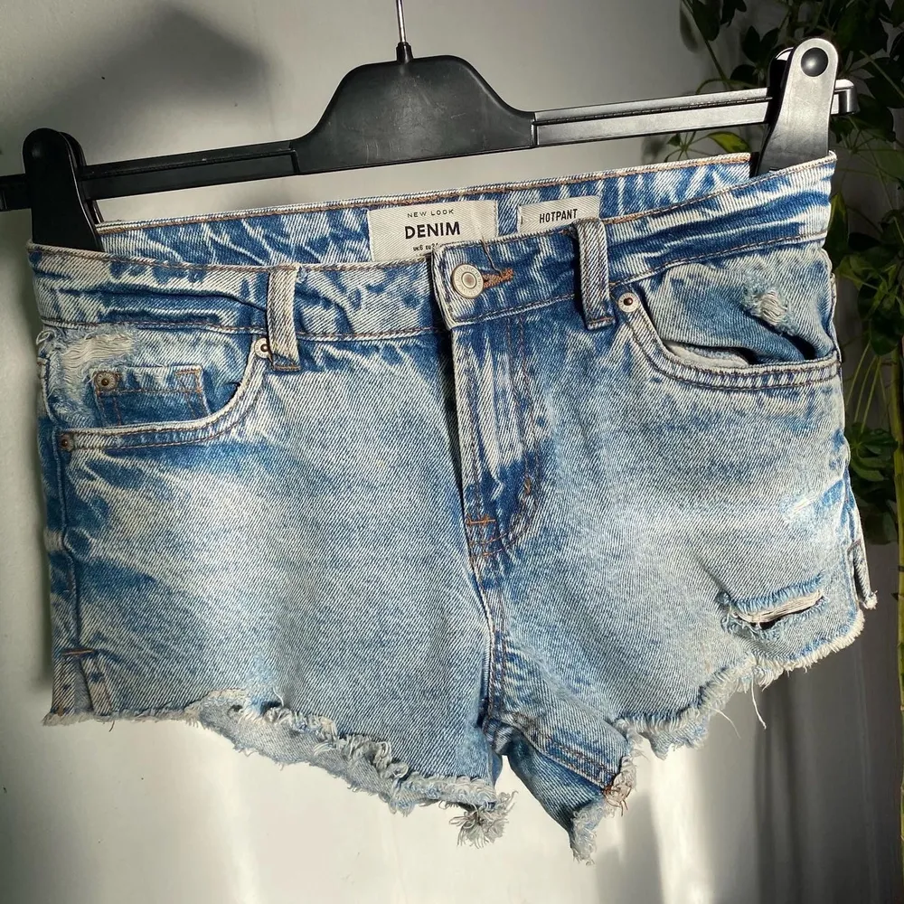 Jeansshorts från New Look perfekta till varma sommardagar! EU 34 pris 50 kr + frakt (originalpris 205 kr) normal i storlek och i passform . Shorts.