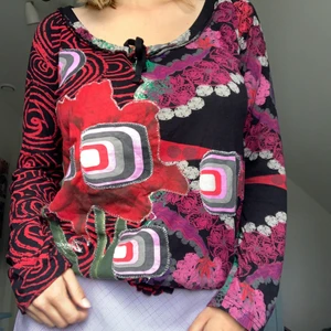 Cool långärmad tröja - Tröja från Desigual i storlek M och i superfint skick! Säljer pga den inte kommer till användning. Köparen står för frakt men kan annars mötas upp i Sthlm 💜