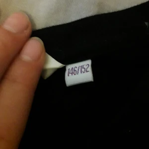 En t-shirt använt 1 gång  - En svart t-shirt där det står awesome 