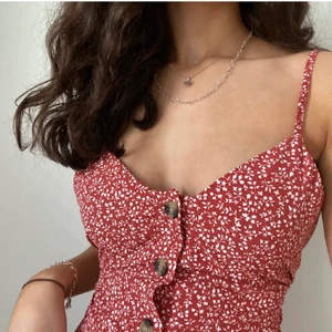 Superfin klänning - Står storlek 38 i klänningen. Passar 36/38 pga man drar åt i midjan. TOPPskick!