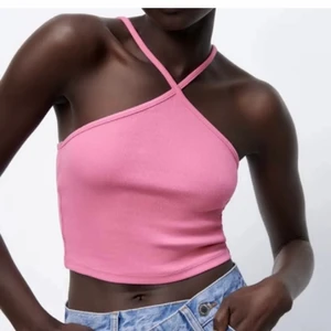 Rosa zara topp - Säljer denna sjukt snygga zara topp då jag känner att den inte har kommit till användning. Varan är slutsåld på hemsidan sist jag kollade. Storlek M men skulle passa en S också. ❌lånade bilder❌. Frågor? Skriv pm till mig 💛💛💛 