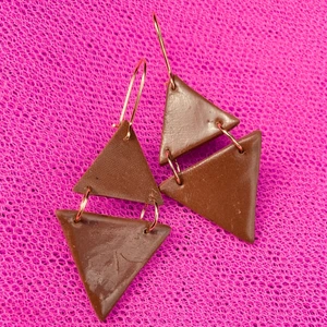 Handgjorda örhängen  - Handgjorda örhängen som är hållbara och väldig fina på. Skriv till mig om ni vill ha personaliserade smycke😉😉💕💕😚