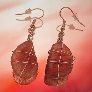 Örhängen med jordgubbskvarts - Örhängen med jordgubbskvarts ✨ Om jordgubbskvarts: För dig som vill förstärka kärleken i ditt liv. Det sägs att man kan bära den för att locka till sig sin “soulmate”. Den är bra vid depressioner, stress och trötthet då den ger lugn och balanserar psyket.