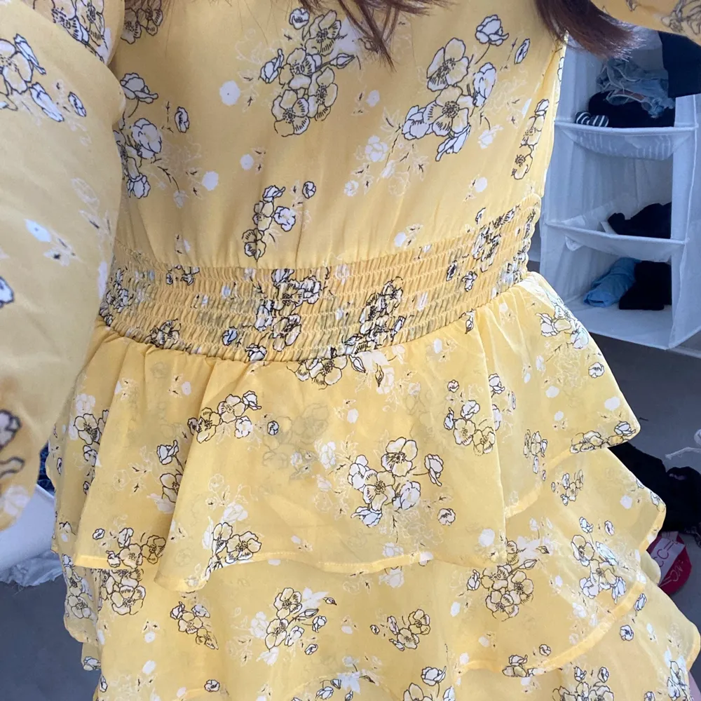 En gul blommig klänning från Kappahl. Den är i barnstorleken 152 och kanske skulle passa en liten xs eller XXS . Klänningar.