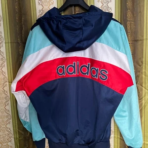 Vintage/80s Adidas hoodie/pullover - Vintage Adidas half-zip pullover med luva i polyester, oklar storleksangivelse men jag skulle kalla den S-M. Magisk med hoops och cykelbyxor, sommarnätter samt på festival. 