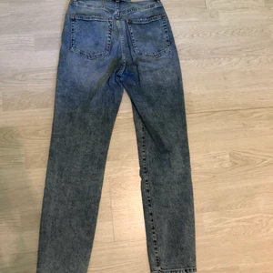 Momjeans - Säljer nu ett par högmidjade momjeans som är hyfsat använda men det är helt fläckfria och inget är trasigt så det är som nya. Orginalpriset var 350 kr och jag säljer nu de för 200 kr.
