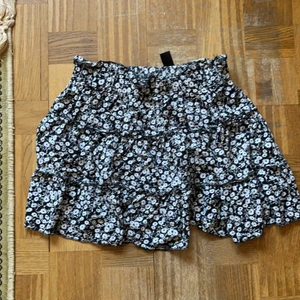 Kjol - Helt ny kjol. Storlek M men skulle säga att de passar bättre på S. Frakt blir billigare vid köp av flera plagg